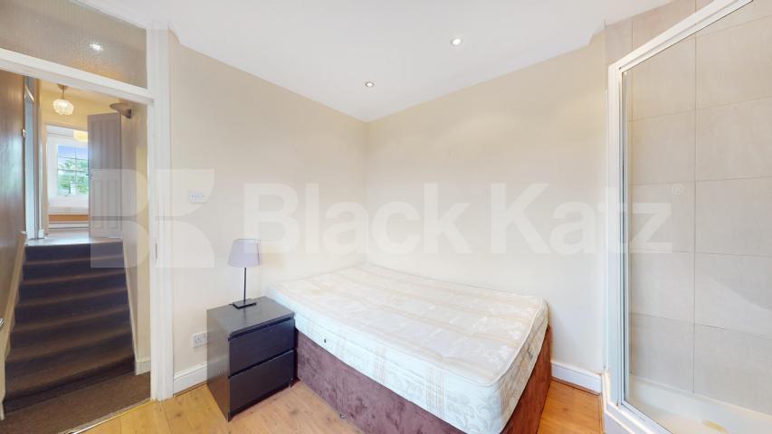 Stylish 3 Bedroom Flat on Quiet Residential Street Rochester Road, Camden